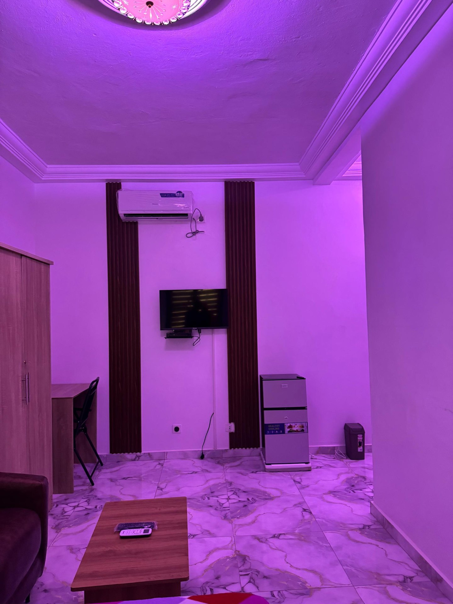 Chambre avec ambiance lumineuse et télévision